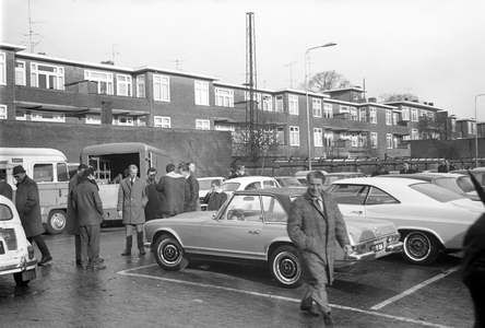 71961 Gezicht op het Veemarktplein te Utrecht tijdens een automarkt.